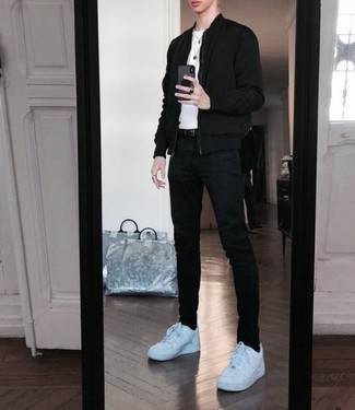 Jeans Pretos com Sapatos Brancos