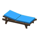 Cama junto a la piscina