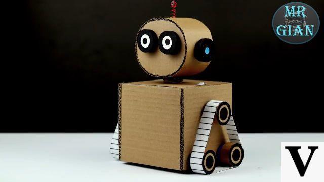 Robot de cartón enojado